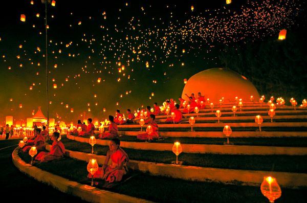 Yi Peng and Loy Krathong 2025 in Chiang Mai: A Spectacle of Lights