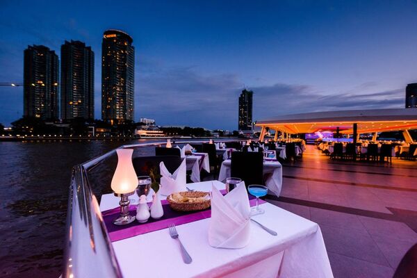 Delectable cuisine while observing the beauty of Chao Phraya River