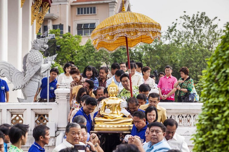 Carrying the Phra Buddha Sihing Sacred Tradition in Thailand
