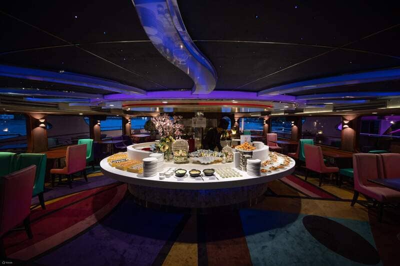  the largest dinner cruise ship on the Chao Phraya River, Wonderful Pearl