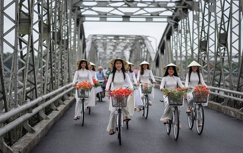 Girls wearing the Áo dài in Hue