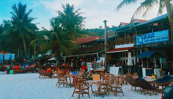 koh rong enjoy a drink