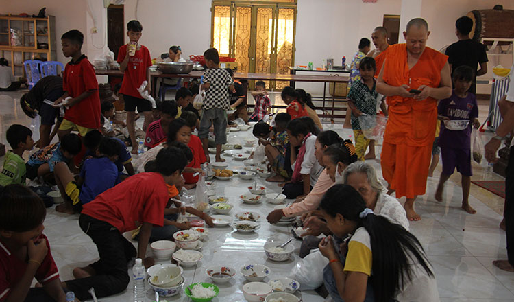 Pagodas distribute leftover Pchum Benh food to the needy
