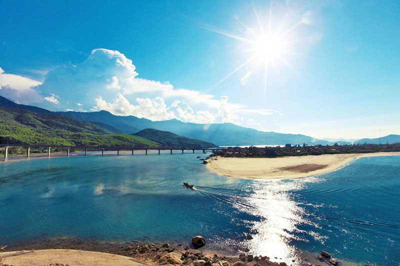 As you go, you can admire the beautiful scenery throughout the travel journey.