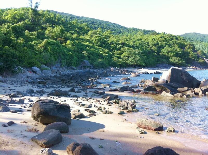 Black Rock Beach is still deserted and has few tourists.
