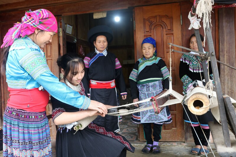 Hmong girls weave clothes to go out for Tet