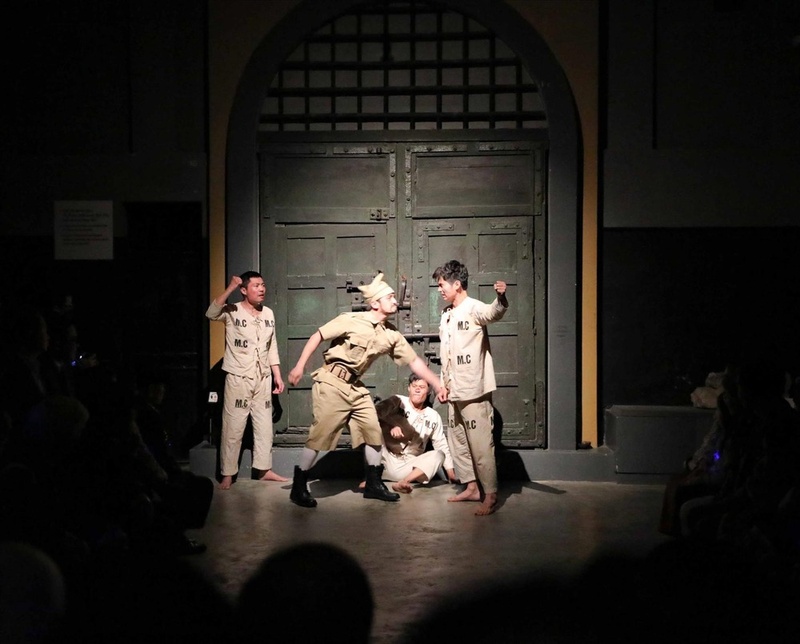 Images of young revolutionary soldiers in Hoa Lo Prison, with a seething spirit of patriotism