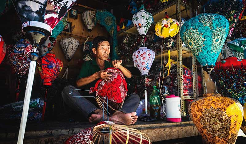 Flashlight Manufacturing in Hoi An - ste2d photography