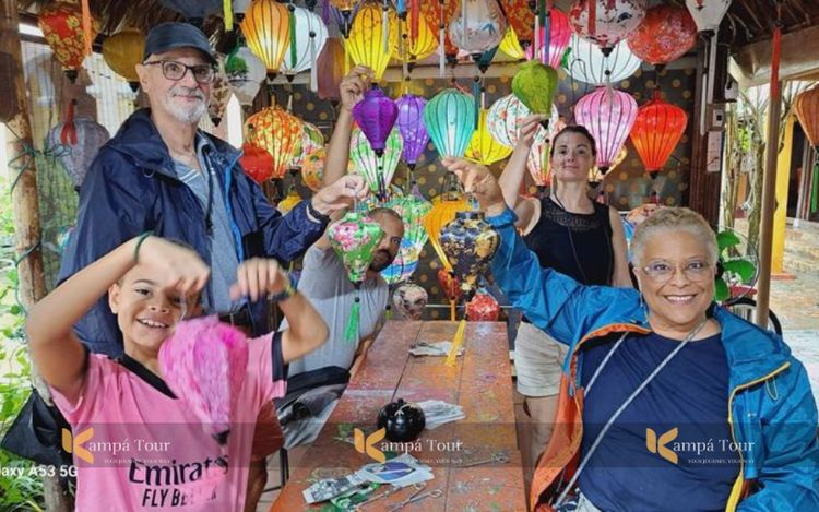 Our travelers make the lanterns in a workshop in Hoi An