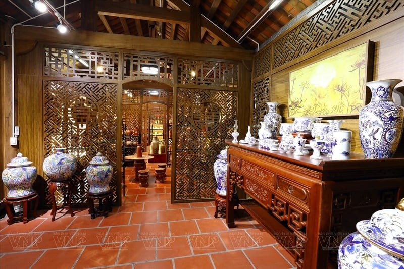 Collections of precious pottery