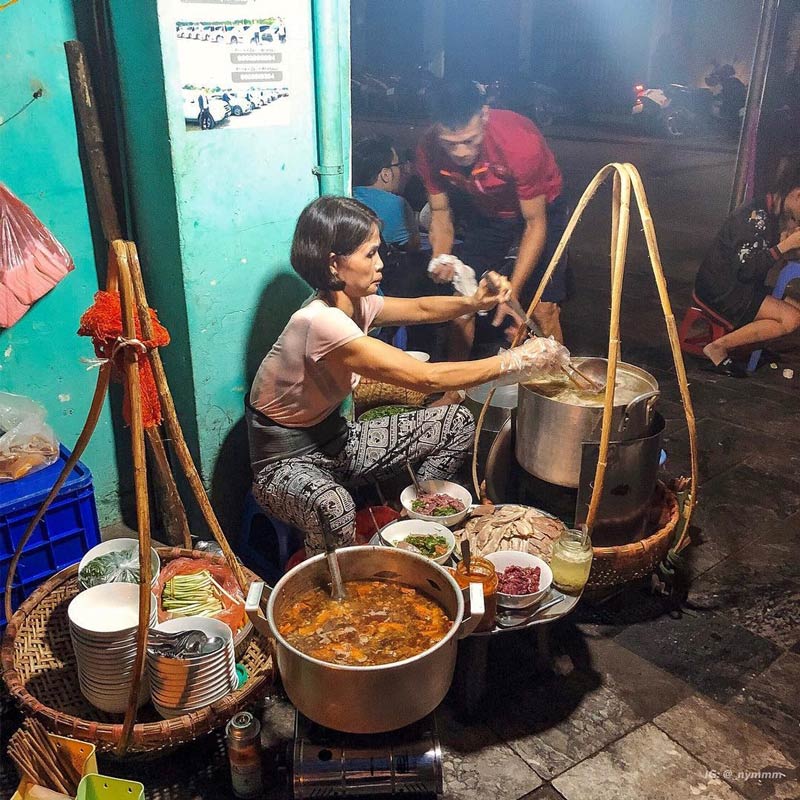 A Bun rieu street vendor on the sidewalks of Hanoi