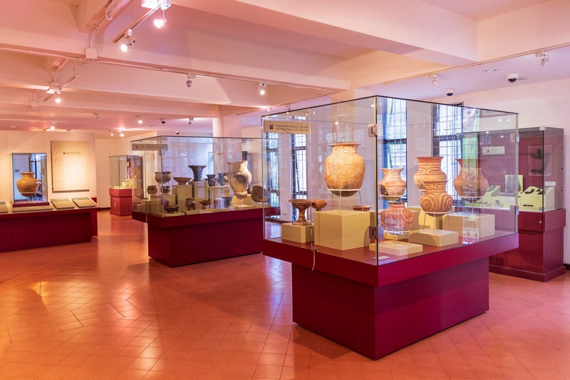 Discover ancient pottery in Ban Chiang.