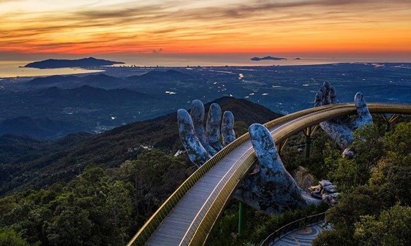da nang's golden bridge
