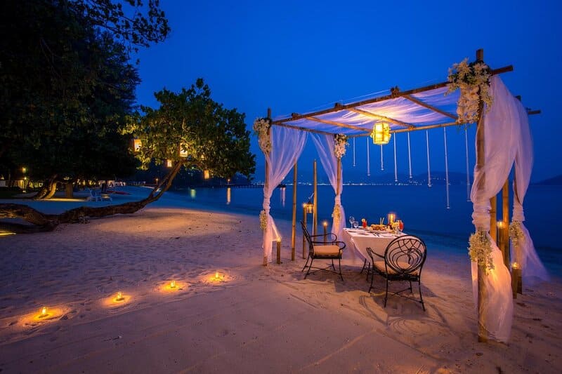 The romantic atmosphere for the honeymoon