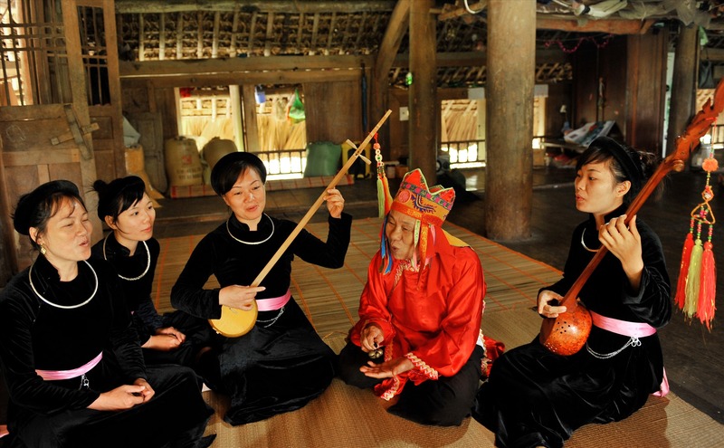 The traditional costume of the Tay people is the black indigo shirt