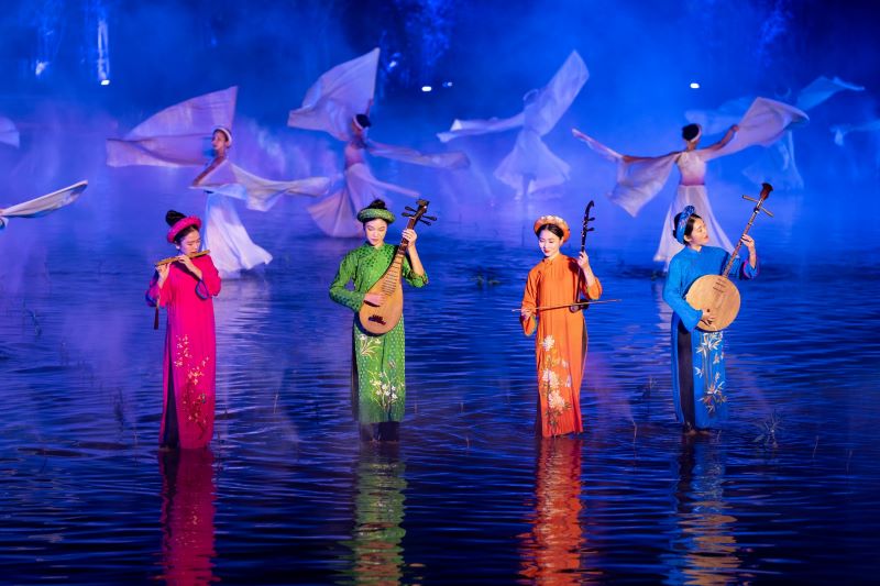 Traditional Vietnamese musical instruments: flute, pipa, erhu, and lute