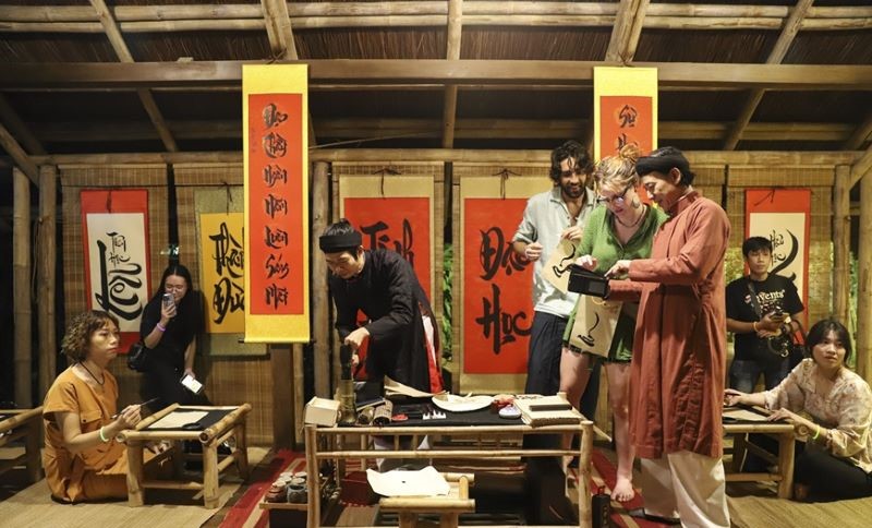 Calligraphy class and parallel sentence composition