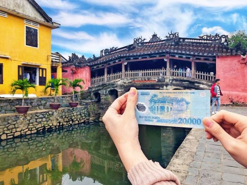 The 20,000 VND banknote featuring the image of the Japanese bridge, a symbol of Hoi An's old town