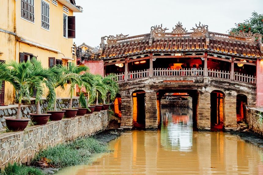 Hoi Ans graceful architecture in a single frame