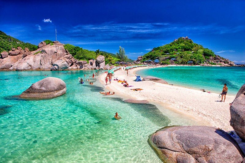 Turquoise waters and sandy toes: the allure of Koh Samui.