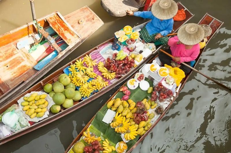 Explore everyday life at Thailands floating markets