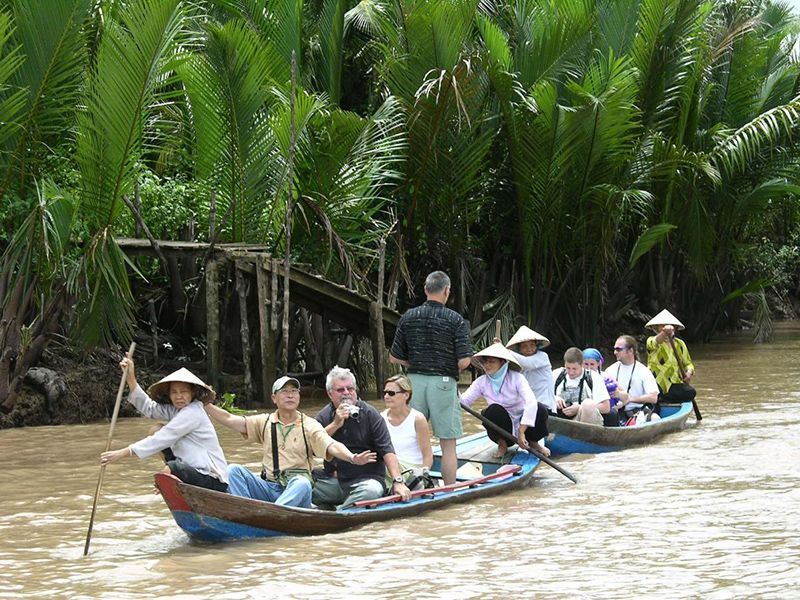 Charming boat rides through Cai Bes picturesque waterways